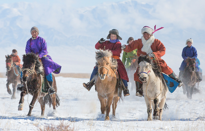 winter horse riding in mongolia